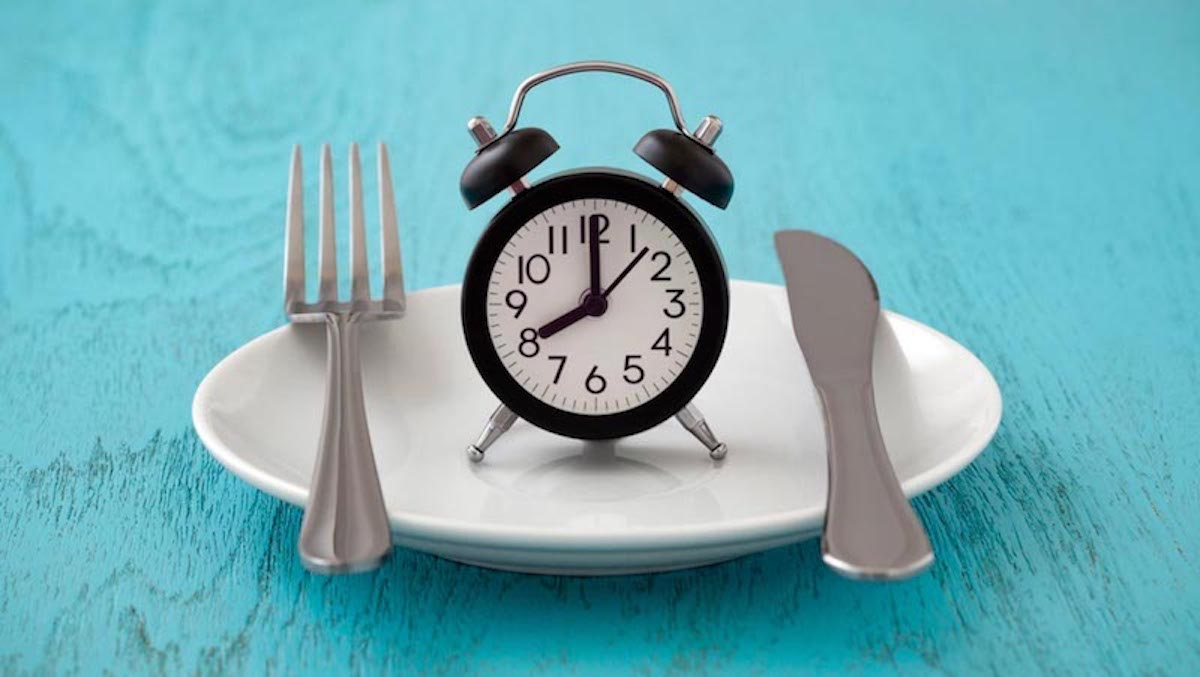 Clock showing regular meal times, emphasizing the importance of not skipping meals for a balanced diet
